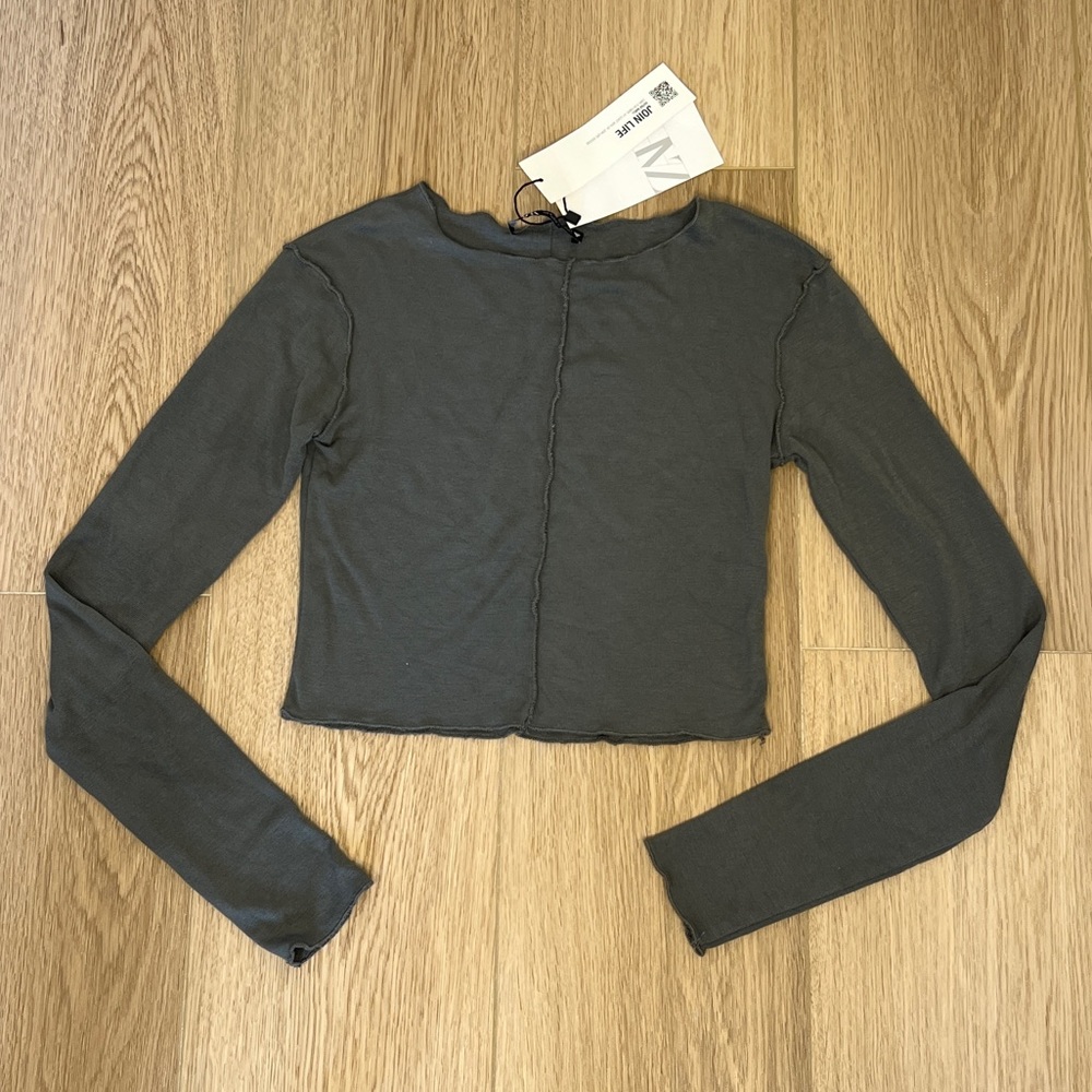 New soft Grey raw hem long sleeve Zara cropped shirt